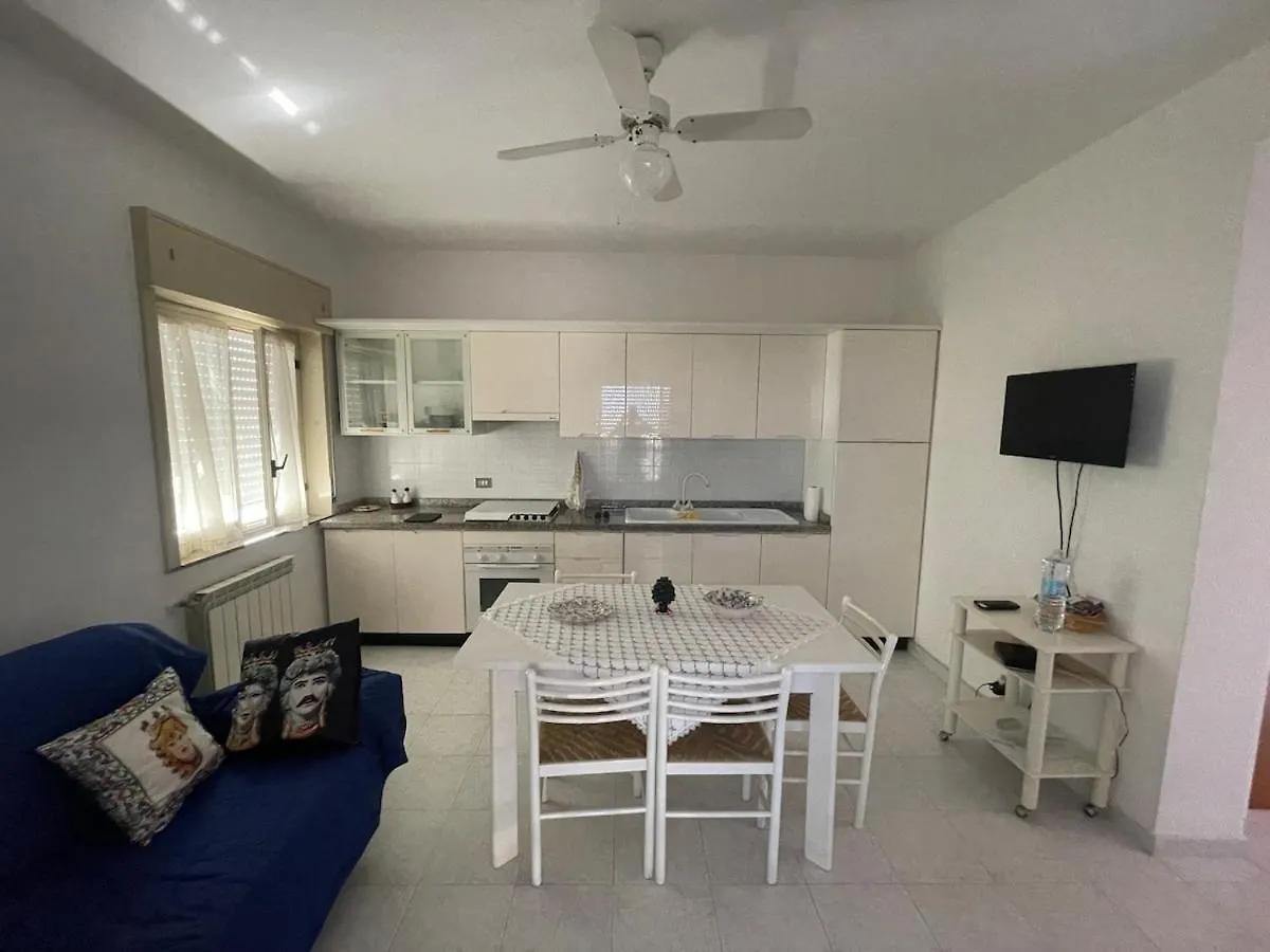 Jimmy 'S House Apartment Brolo 0*,  Italy